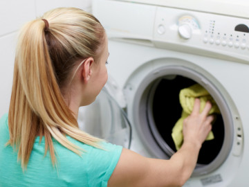 junge PTA wäscht Wäsche in der Waschmaschine