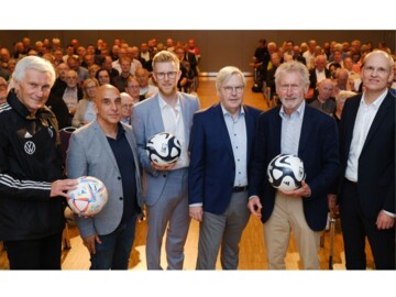 Stehen gemeinsam für Herzgesundheit ein (v.l.): Kuratoriumvorsitzender der DFB-Kulturstiftung Eugen Gehlenborg, Sinann Al Najem (Deutsche Herzstiftung), Dr. Bastian Schrader, Prof. Joachim Schrader, Ex-Nationalspieler Paul Breitner, Prof. Albrecht Elsäs