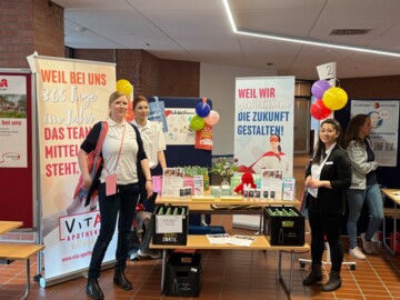 Mitarbeiterinnen der Vita Apotheke freuen sich auf die Schüler:innen der BS 06.  