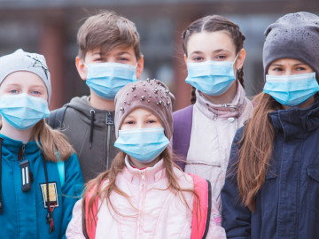 Teenagergruppe mit Masken