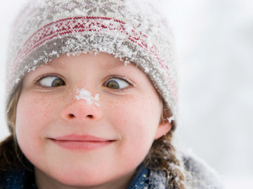 Kind mit Schnee auf der Nase