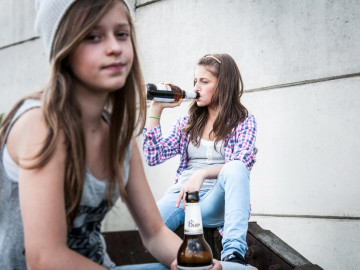 Zwei Mädchen mit Bierflaschen
