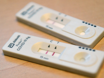 SARS-CoV-2-Antigentests: einmal mit positivem, einmal mit negativem Ergebnis
