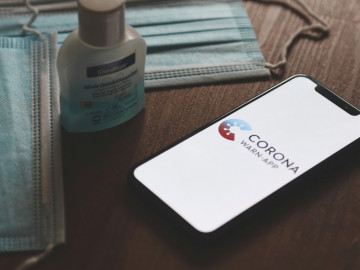 Handy mit Corona-Warn-App