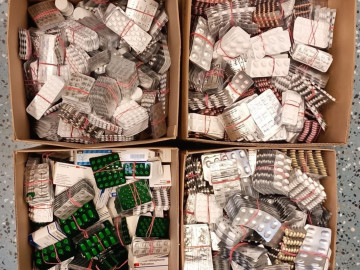 Kartons mit alten Arzneimitteln