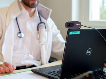 Arzt sitzt vor einem Laptop
