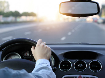 Blick aus dem Auto auf die Straße (Fahrersicht)