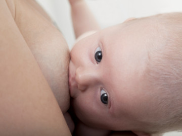 Baby an der Brust (Symbolbild mit Fotomodell)