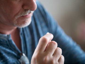 Mann hält Tablette in der Hand