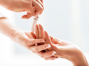 Blutzuckertestung am Zeigefinger