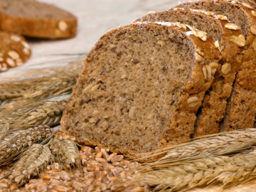 Vollkornbrot und Getreideähren