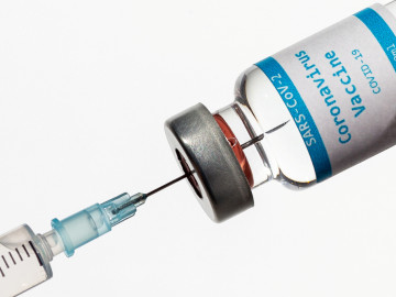 SARS-CoV-2-Impfstofffläschchen mit Spritze