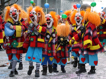 Als Clowns verkleidete Jecken