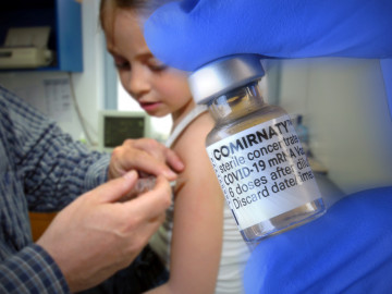 Mädchen wird mit dem BionTech/Pfizer Impfstoff Comirnaty® geimpft