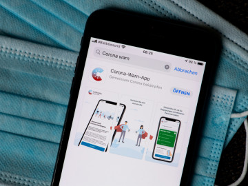 Smartphone zeigt Corona Warn-App

