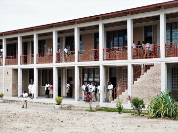 PTA-Schüler im ostafrikanischen Burundi im Labor