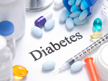 Stilleben Diabetes mit Tabletten und Insulinspritze