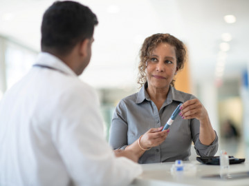 Eine Frau wird von einem Mann zum Thema Diabetes beraten