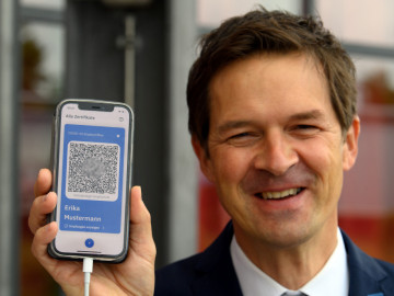 Ronald Fritz, Projektmanager von IBM, zeigt während eines Pressetermins im Impfzentrum Babelsberg das Beispiel eines Digitalen Impfpasses.