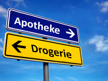 Schilder mti Apotheke und Drogerie in gegensätzliche Richtungen