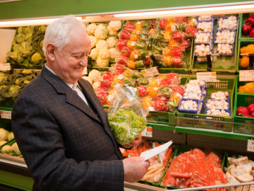 Senior beim Einkaufen im Supermarkt