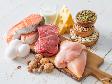 Eiweißlieferanten aus der Natur: Fisch, Milch, Käse, Hülsenfrüchte, Eier und Fleisch