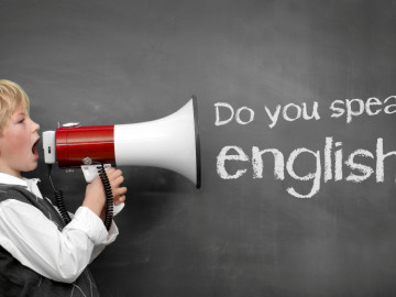 Kind mit Megaphone: Do you speak English?