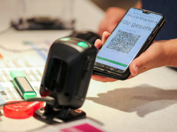 Mobiltelefon mit QR-Code für das E-Rezept wird gescannt