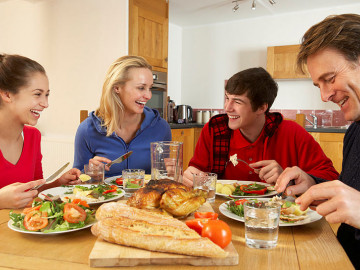 Familie beim Mittagessen in der Küche
 