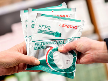 Packungen mit FFP2-Masken werden übergeben