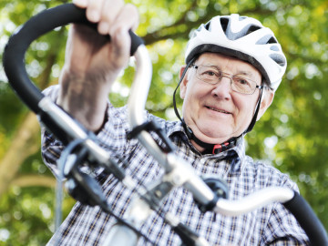 Älterer Mann auf dem Fahrrad 