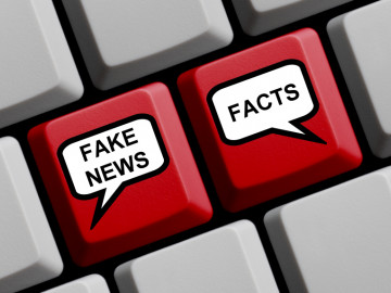 Tastatur mit Fake News und Facts