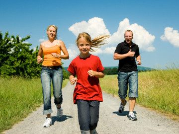 Mutter, Vater und Tochter joggen