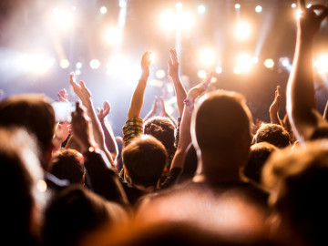 Festivalbesucher mit Blick zur Bühne