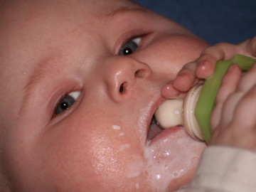 Baby mit Fläschchen
