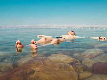 Mann lässt sich im Toten Meer treiben