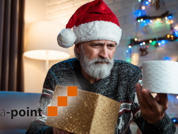 Mann mit Weihnachtsmütze, Geschenk und Klopapier