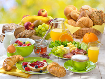 Gedeckter Frühstückstisch