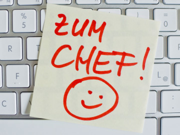 Tastaur mit Merkzettel "Zum Chef".