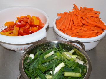 Klein geschnittene Rohkost: Paprika, Karotten, Frühlingszwiebeln