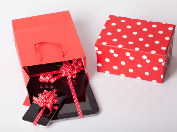 Smartphone und Tablet als Geschenk verpackt