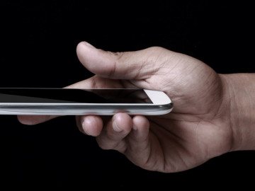 Hand hält Smartphone