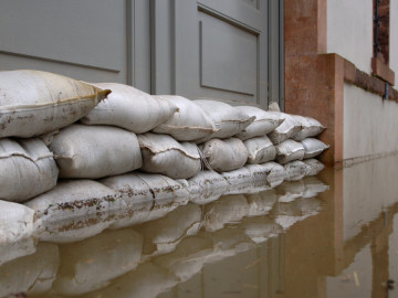 Sandsäcke an einer Tür zum Schutz vor Hochwasser