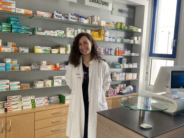 Patricia Juric in der Übungsapotheke der PTA-Schule München