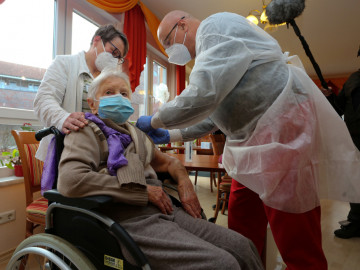 Die Heimbewohnerin Edith Kwoizalla (101) in Halberstadt ist die erste Deutsche, die gegen Corona geimpft wurde. 