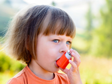 Mädchen nutzt einen Inhaler
