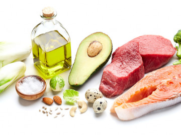 Chicorée, Öl, Avocado, Fleisch und Lachs sowie andere kohlenhydratarme Lebensmittel