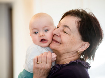 Großmutter mit Baby