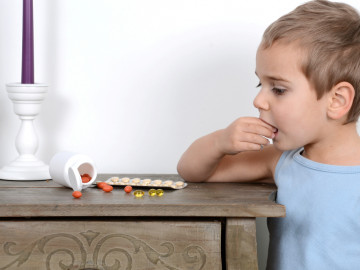 Junge, der Tabletten einnimmt