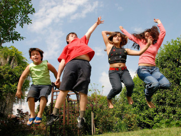 Vier Kinder springen in die Luft